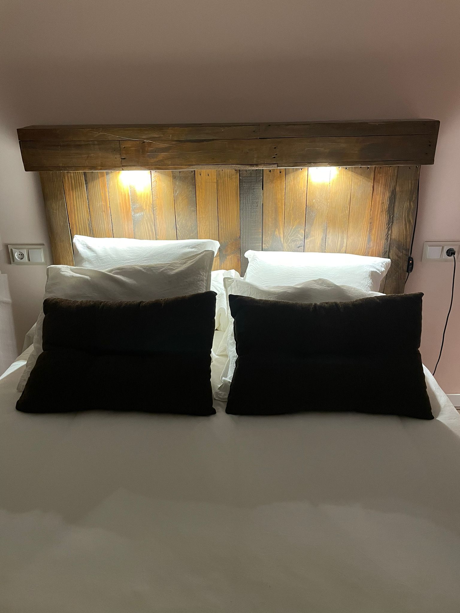 Cabecero hecho con madera reciclada